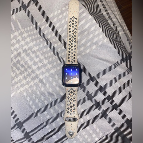 44mm Apple SE watch - Picture 2 of 2